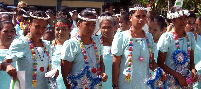 pohnpei_marchers_front_line (105K)