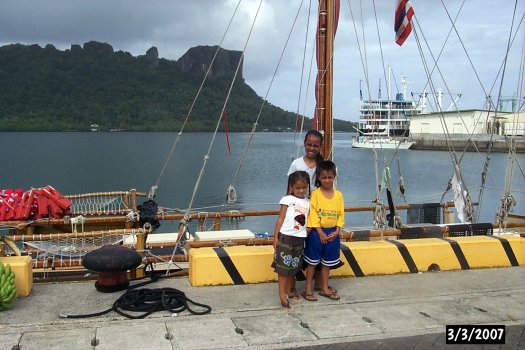 030391hokulea_kids (51K)