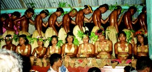 Dancers in the nahs of the Nahnmwarki en Kiti